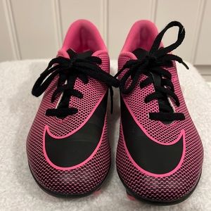 GIRLS NIKE SOCCER CLEATS SIZE SIZE 2.5